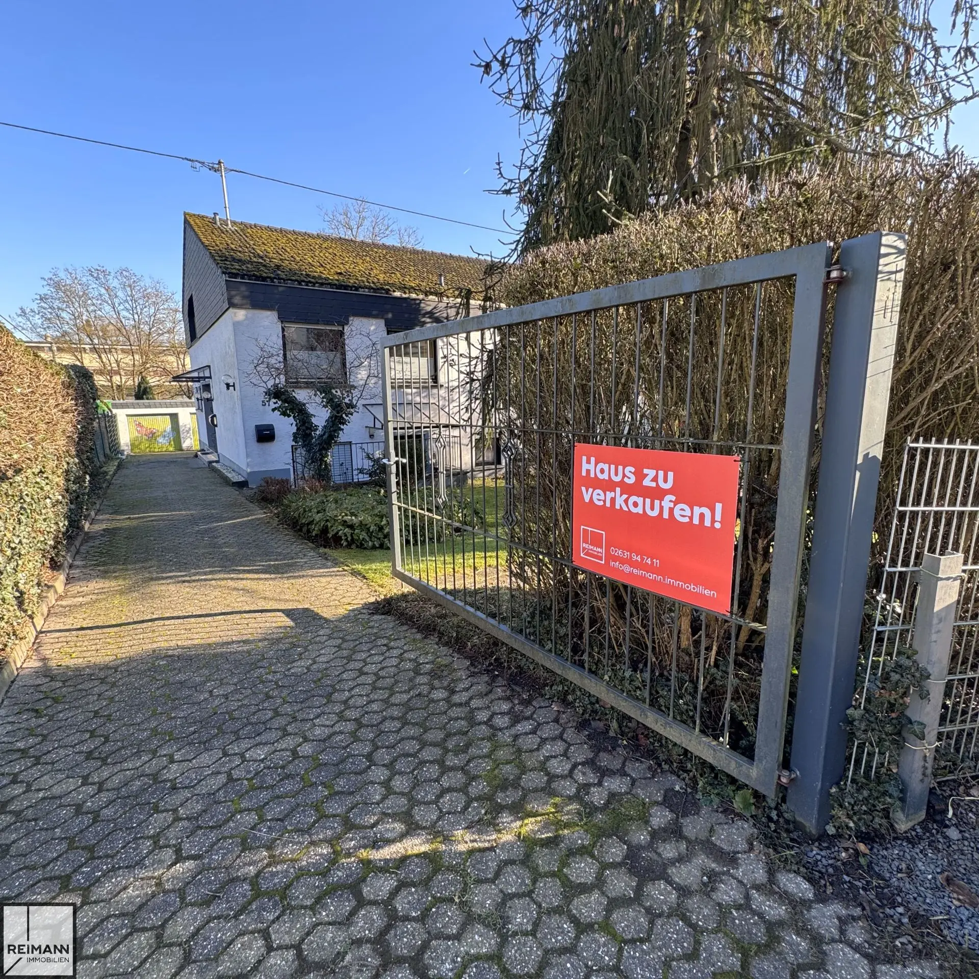 Freistehendes Einfamilienhaus mit Einliegerwohnung, Doppelgarage und parkähnlichem Garten